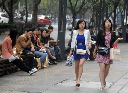 朱珠穿黑色长裙简约大方 配白色休闲鞋营造少女感